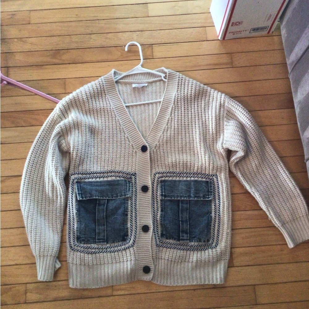 🚨 Eesome Beige Cardigan with Denim Pockets